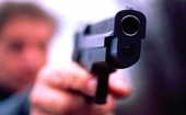В Питере грабитель угрожал полицейским пистолетом