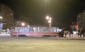 Петербуржцы толкали застрявший трамвай