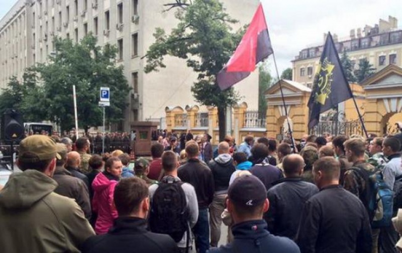 «Правый сектор» в Киеве требует отставки Авакова