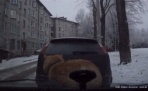 Наглый и сонный московский кот, уснул на капоте авто