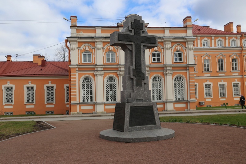 Поклонный Крест в Митрополичьем саду Александро-Невской лавры | Санкт-Петербург