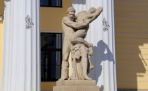 Скульптура Геракл и Антей у здания Горного университета | Санкт-Петербург